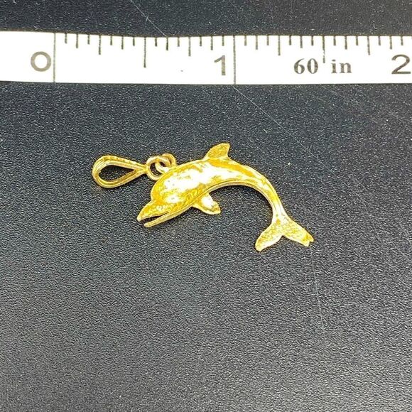 14K yellow gold etched dolphin pendent w/o chain weighing 1.37g - Picture 3 of 6
